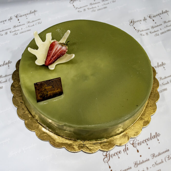 La Mousse al Pistacchio con Cuore al Pistacchio Croccante su Base Biscotto è una raffinata delizia che combina la morbidezza vellutata della mousse con la croccantezza sorprendente del cuore al pistacchio.