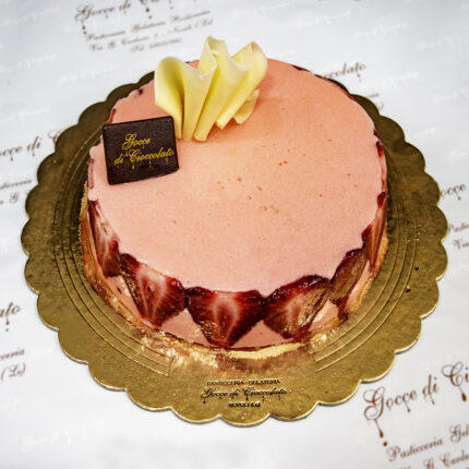 Assapora il dolce equilibrio tra freschezza e croccantezza con la nostra torta Fragola e Limone: mousse alla fragola, cremoso al limone, granella di biscottino croccante e base di biscuit classico. Un dessert fresco e delizioso di Gocce di Cioccolato.