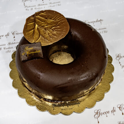 Scopri la Torta Rocher di Gocce di Cioccolato, una deliziosa mousse al cioccolato con un ripieno cremoso Rocher e un sottile strato di biscuit classico.