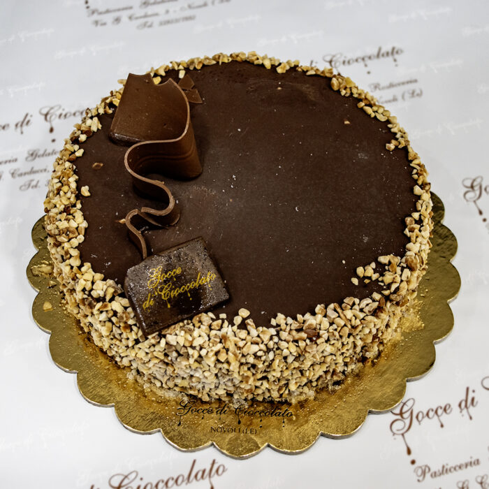 Scopri la Torta Tronky di Gocce di Cioccolato, mousse al cioccolato e nocciola, ripieno di cremoso Tronky e wafer croccante, su uno strato di biscuit.